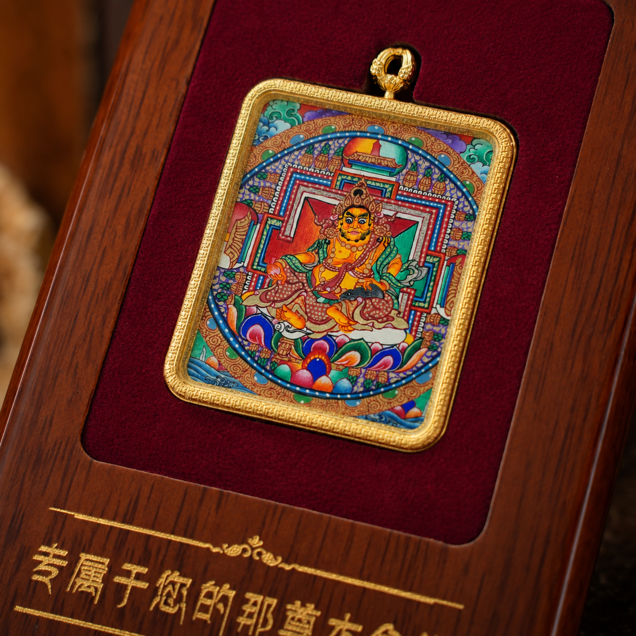 黄财神唐卡红色织物陈列